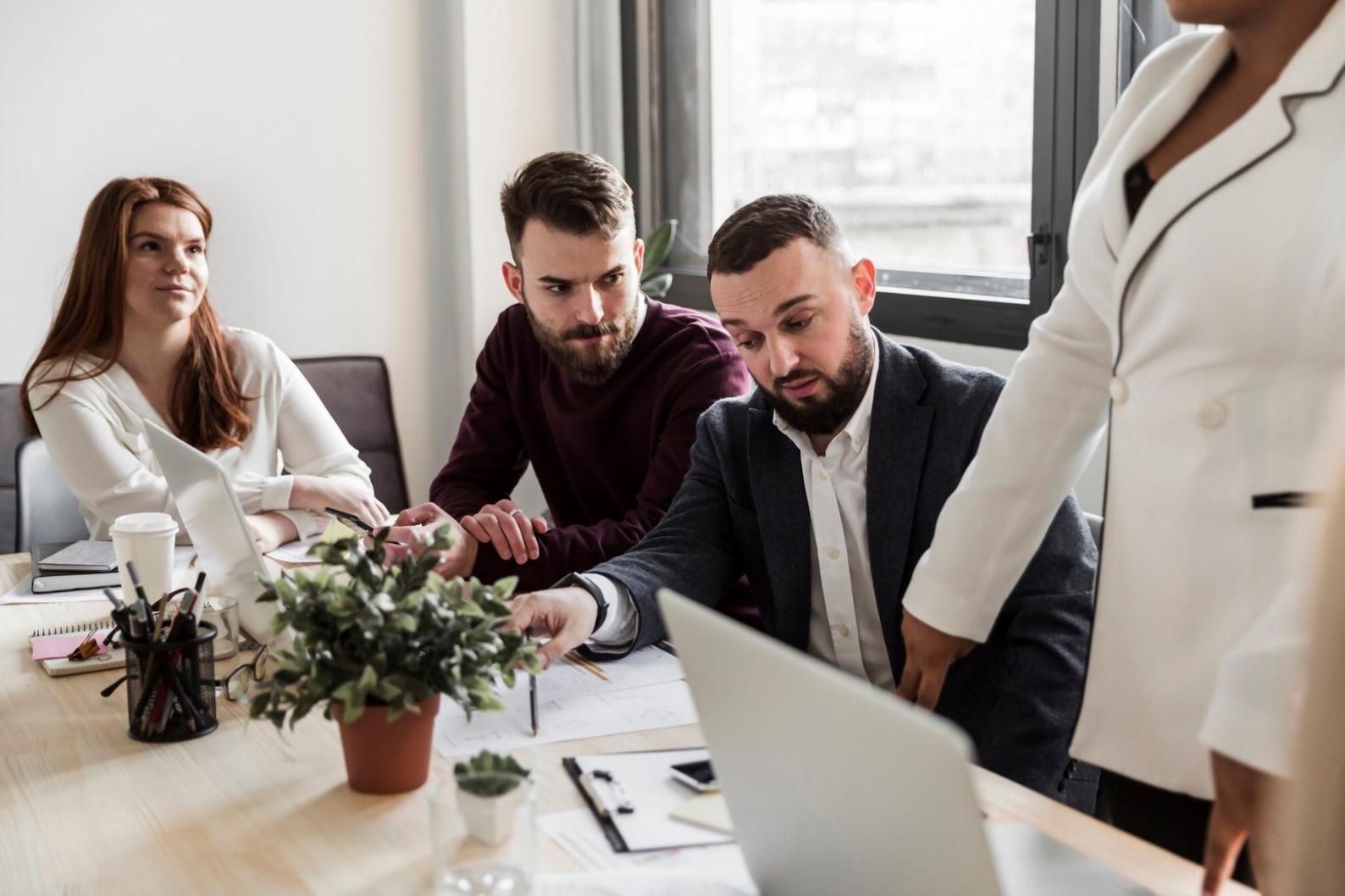 Planeamento financeiro estruturado com documentos e calculadora