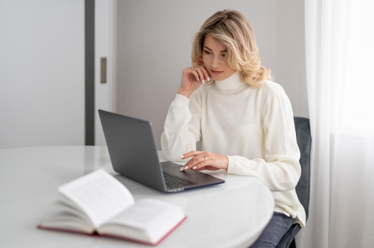 Ambiente de trabalho com análise financeira