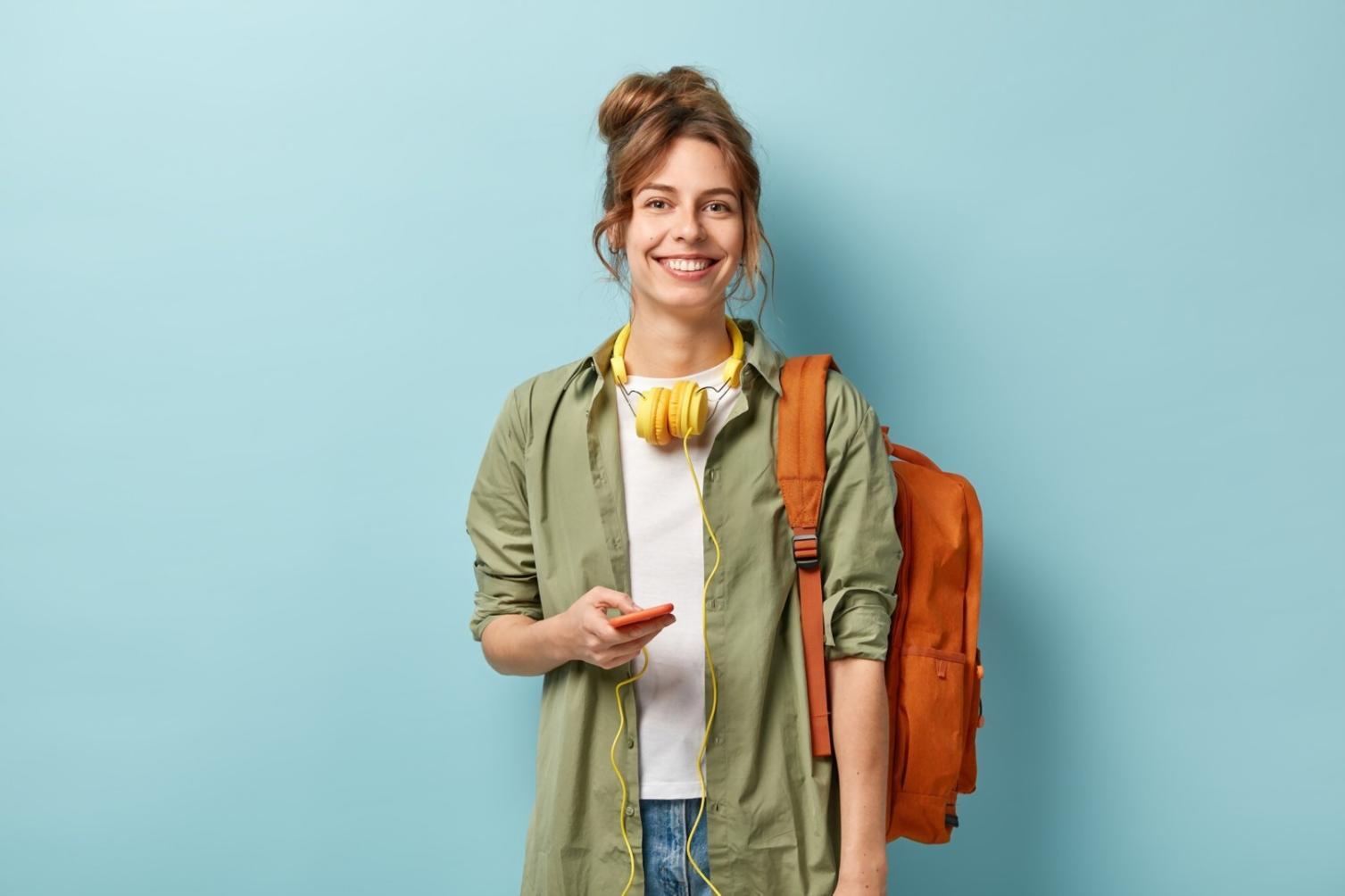 Pessoa a trabalhar com relatórios financeiros e gráficos