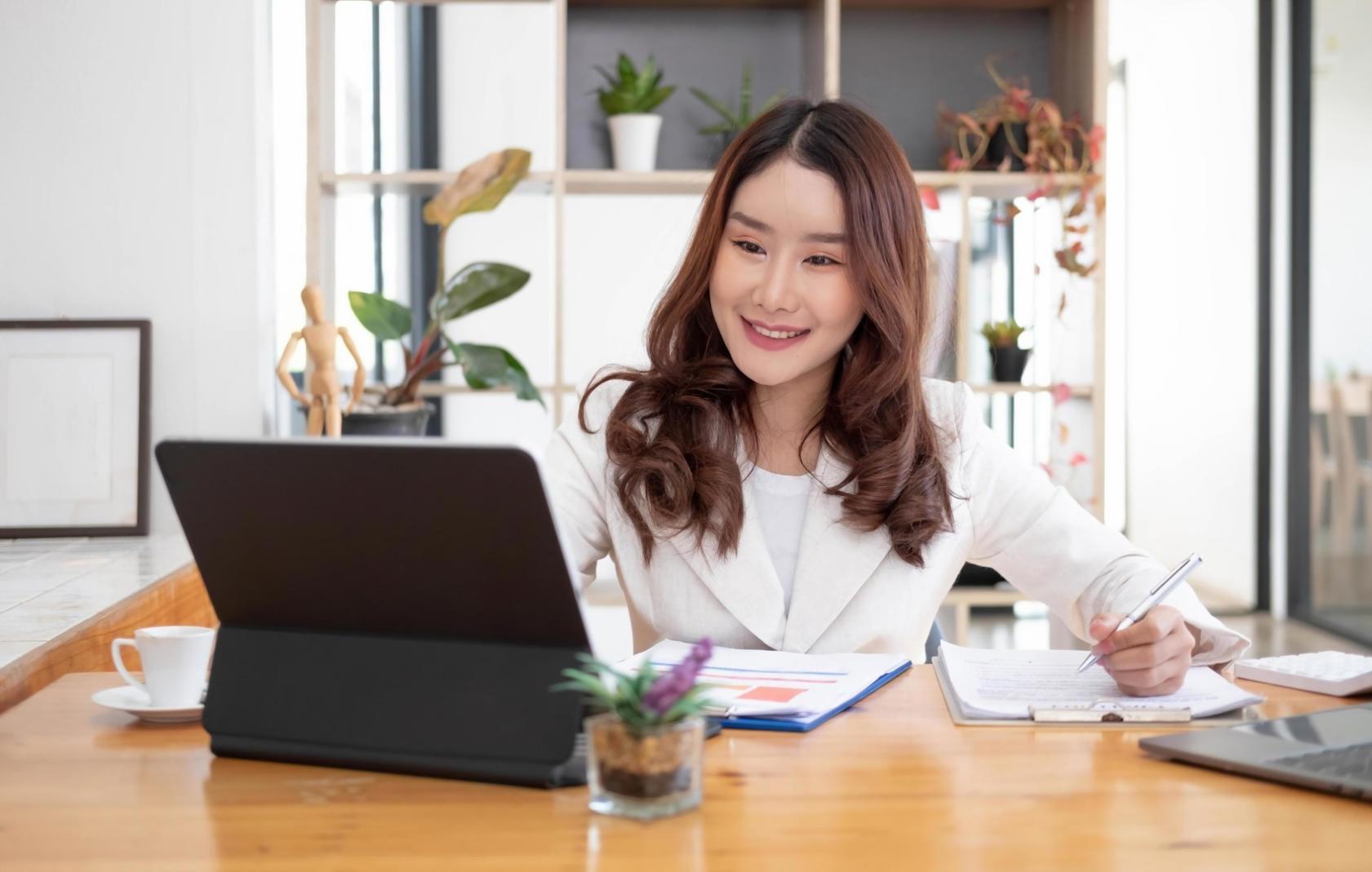 Ambiente de trabalho organizado com ferramentas de planeamento financeiro