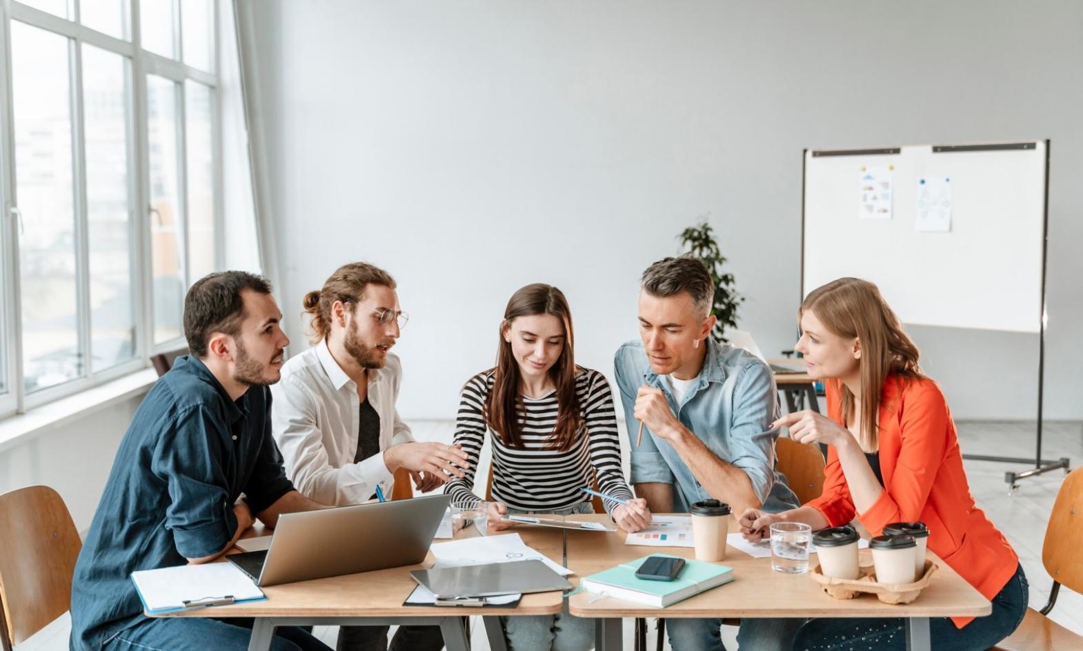 Mesa de trabalho com documentos financeiros e calculadora representando planeamento orçamental