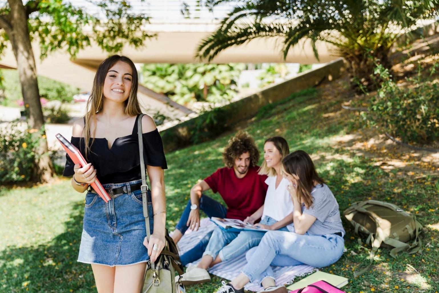 Espaço de consultoria confortável e acolhedor para reuniões financeiras